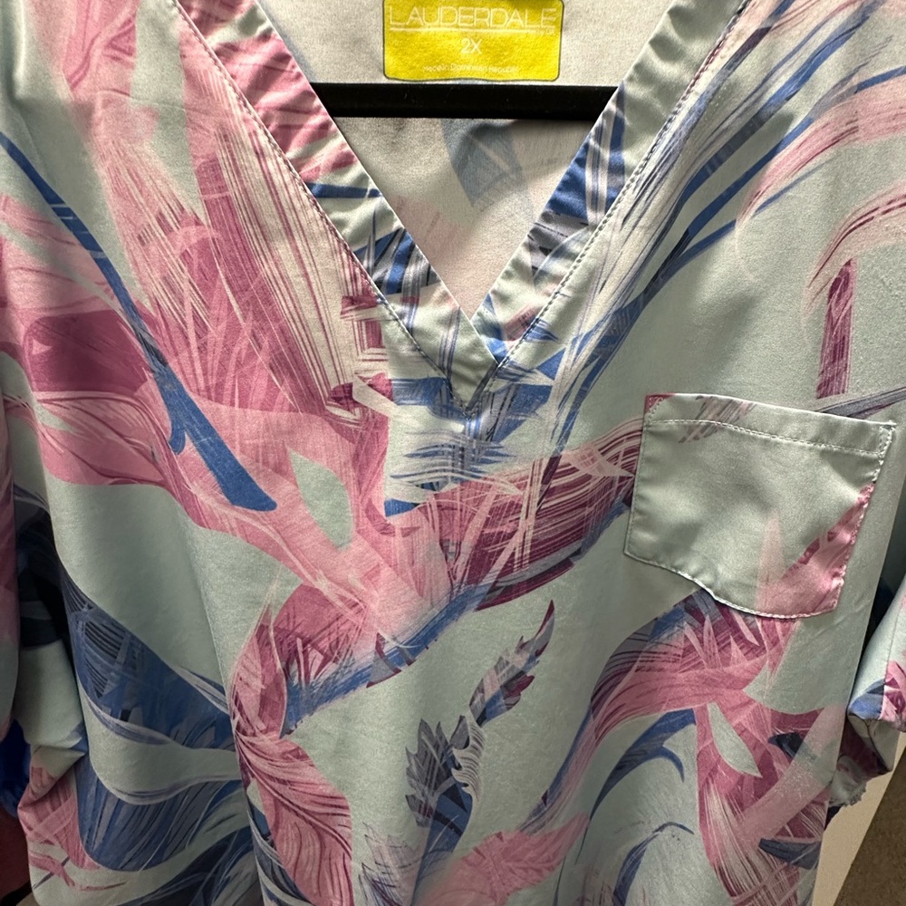 Lauderdale patterned scrub top